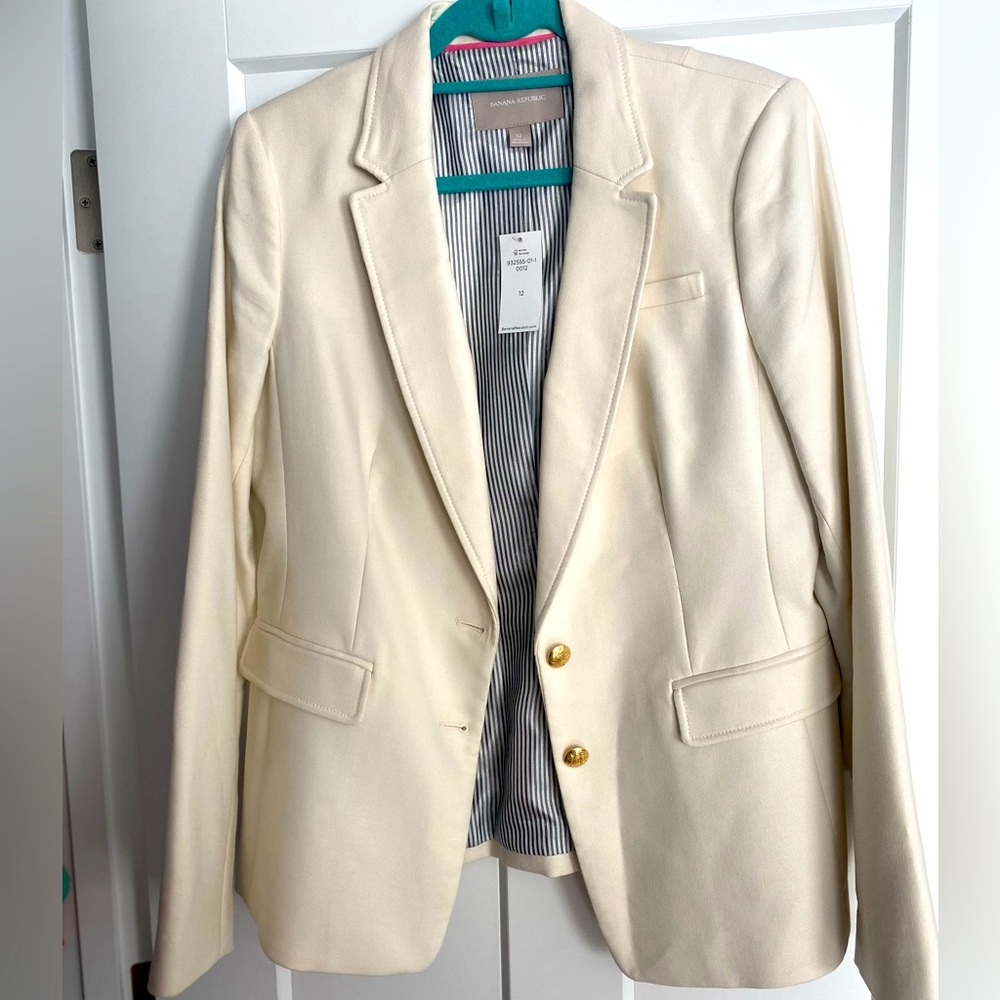 Beautiful women’s blazer, never been worn from Banana Republic.